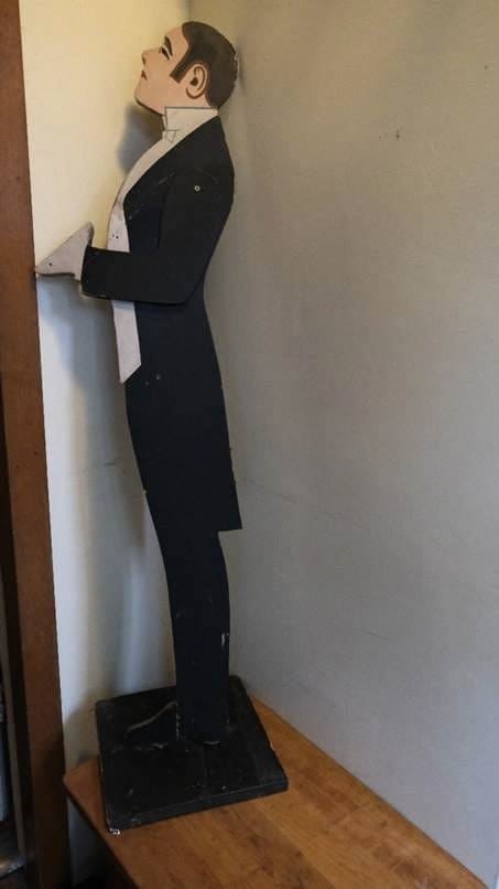 A black piece of paper on a table

AI-generated content may be incorrect.